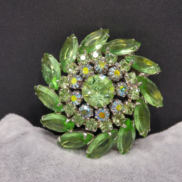 Vintage Peridot Green Rhinestone Domed Brooch, Aurora Borealis, 1960s - Picture 9 of 10